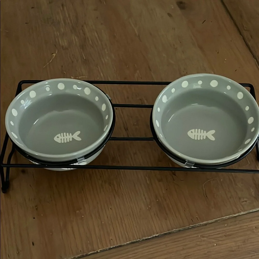 Adorable feeding bowls for your animals with a stand
